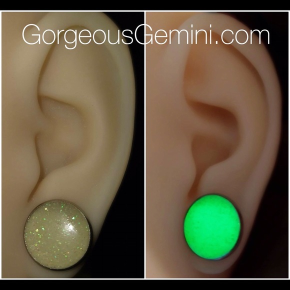 Glow in the dark stud earrings - Picture 2 of 4